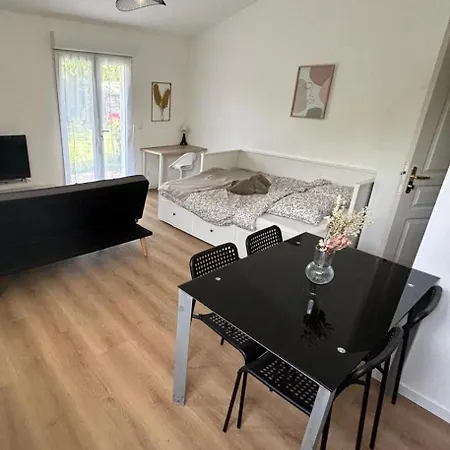 Domaine Familial- 3 Privatifs- 13 Pers- Jardin Et Parking Gratuit Hébergement de vacances Poitiers